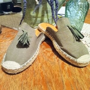NWOT Serra Green Espadrille Tasseled Mules